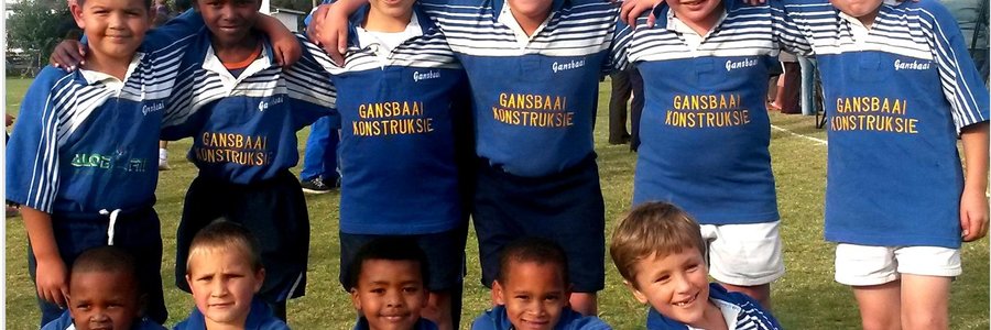 Gansbaai Laerskool se o/8-rugbyspan van verlede jaar, wat net een van twaalf wedstryde verloor het, met die afrigter, Gerrit Cloete (onder die seuns bekend as Oom Kettie) agter